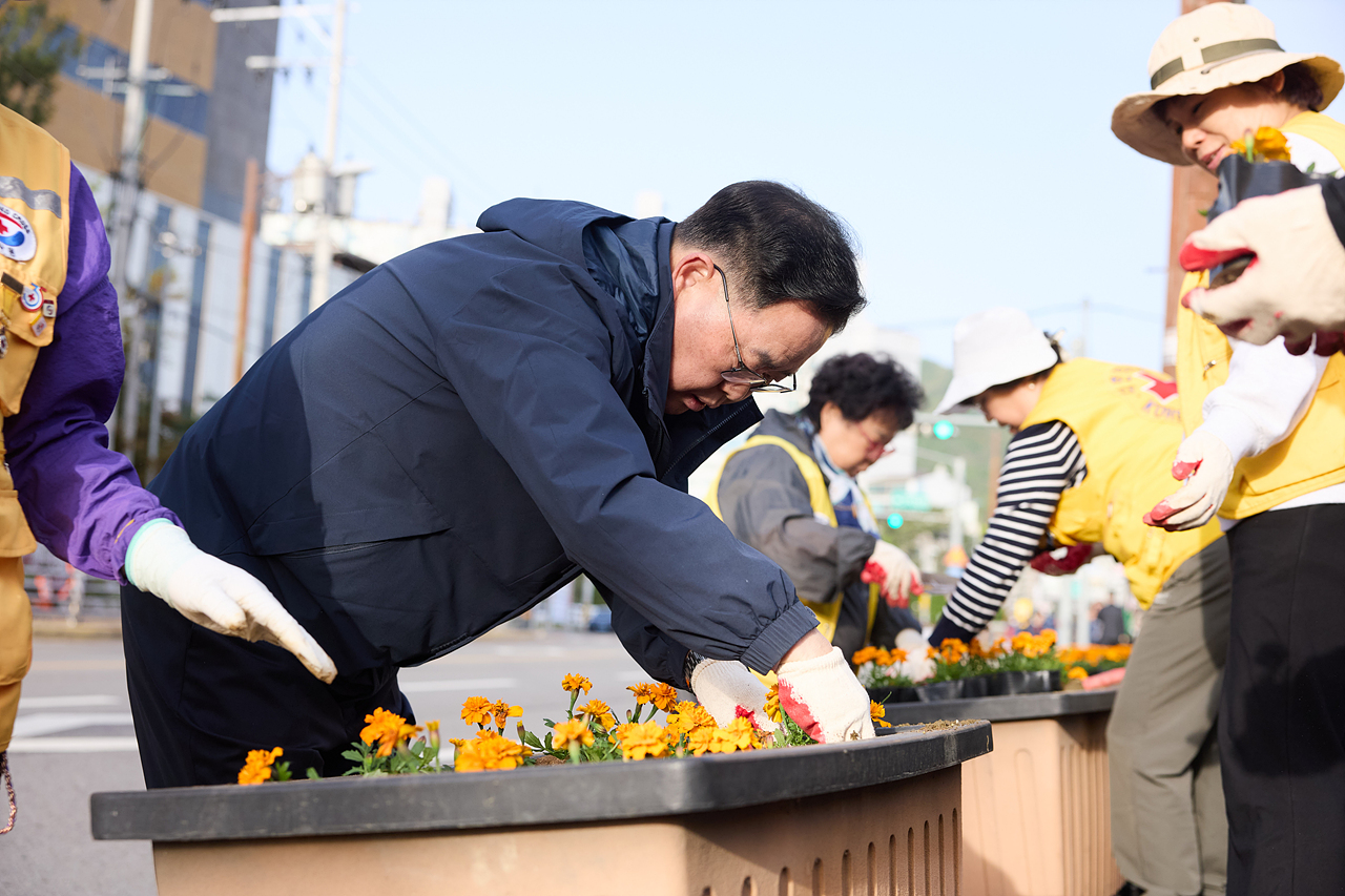 2026-04-22 회천2동 봄맞이 꽃심기 이미지1