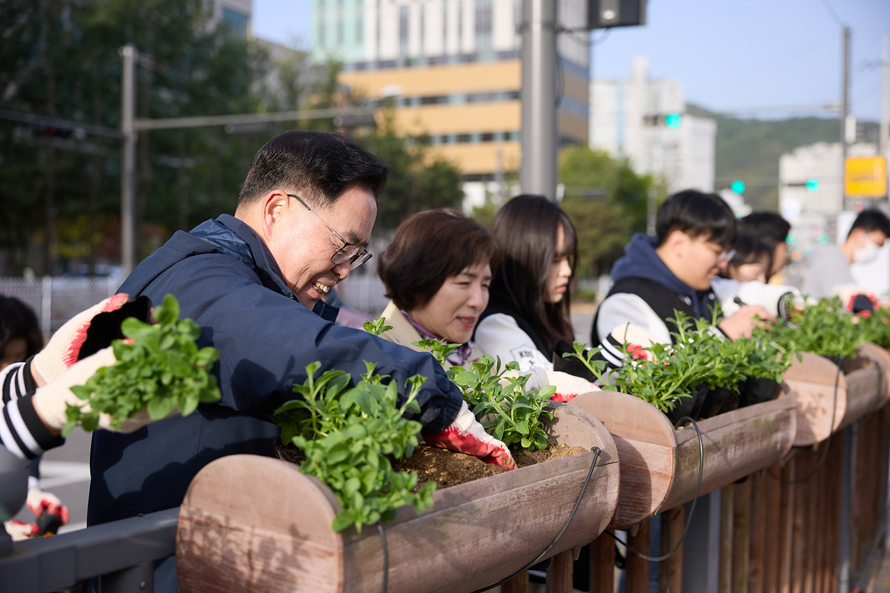2026-04-22 회천2동 봄맞이 꽃심기 이미지4