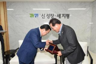 도의원 축하패 전달식 의 사진