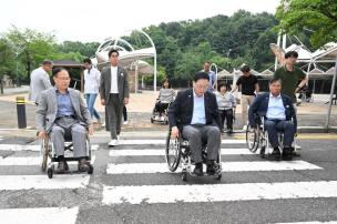 이동약자 불편사항 휄체어 체험 사진