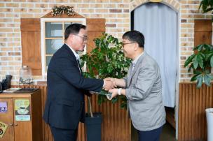 교욱공무원 감사패 전달 사진