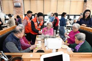 사랑의 국수나눔 행사 의 사진