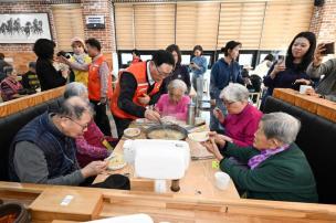 사랑의 국수나눔 행사 의 사진
