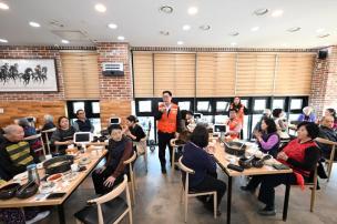 사랑의 국수나눔 행사 의 사진