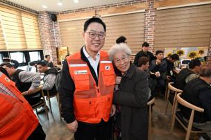 사랑의 국수나눔 행사 의 사진