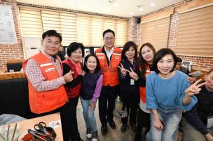 사랑의 국수나눔 행사 의 사진