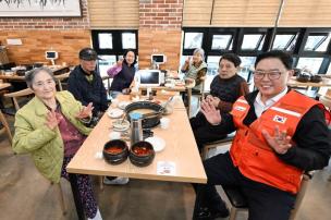 사랑의 국수나눔 행사 의 사진