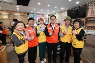 사랑의 국수나눔 행사 의 사진