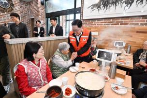 사랑의 국수나눔 행사 의 사진