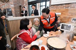 사랑의 국수나눔 행사 의 사진