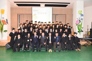  예향 경로대학 졸업식 의 사진