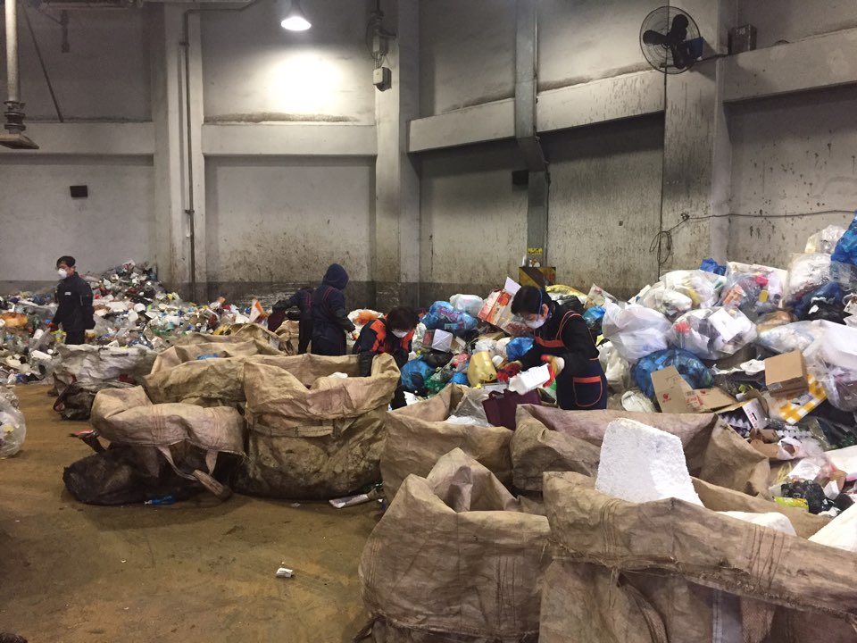 양주시 재활용선별장, 급증하는 재활용쓰레기 처리에 구슬땀 이미지