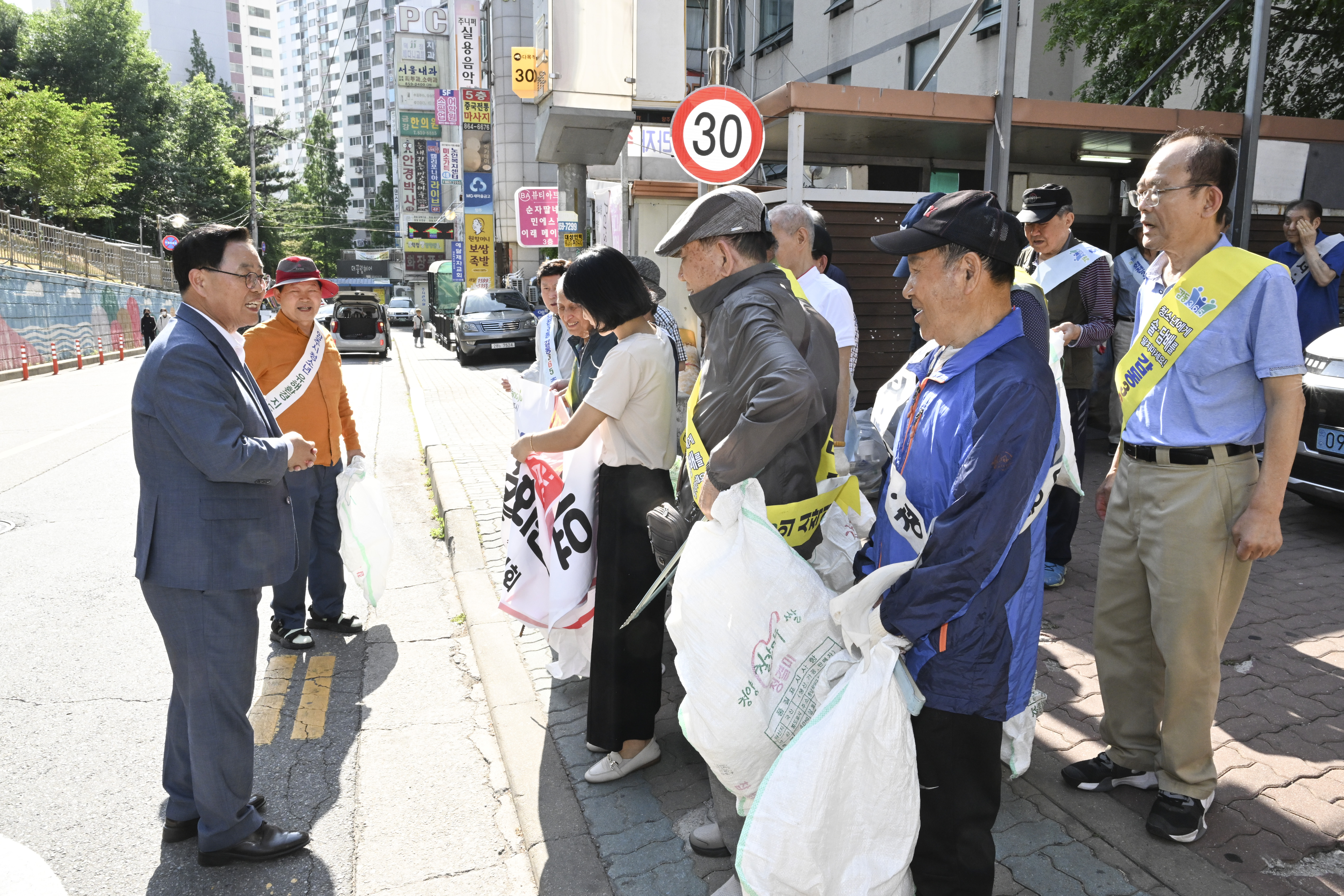 강수현 양주시장, 회천3동 분회경로당 어르신들과 함께 환경정화 봉사활동 펼쳐 이미지