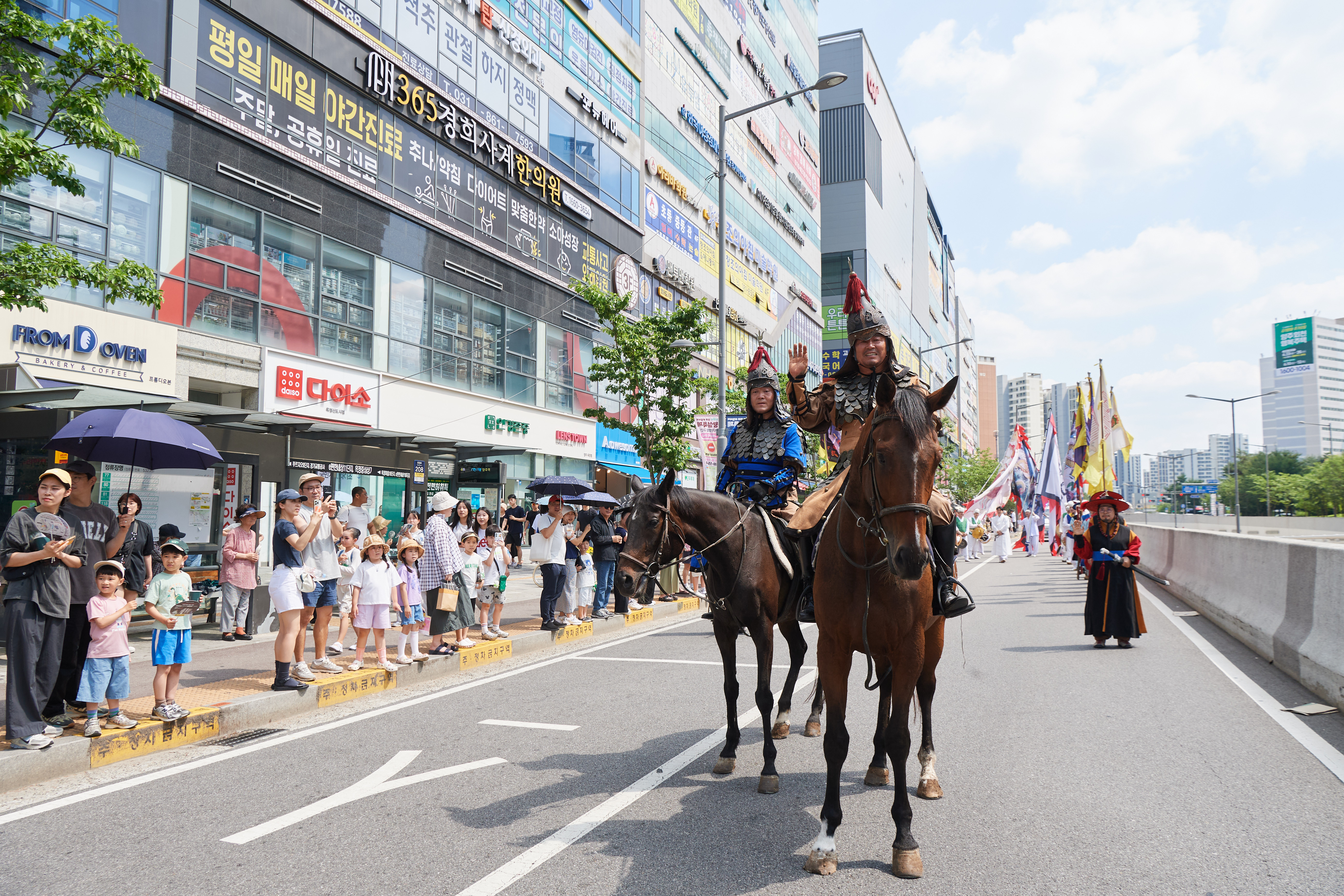 [포토] “아이 어른 할 것 없이 넋 놓고 바라봤죠”… ‘제8회 양주 회암사지 왕실축제’ 어가행렬 장관 이미지