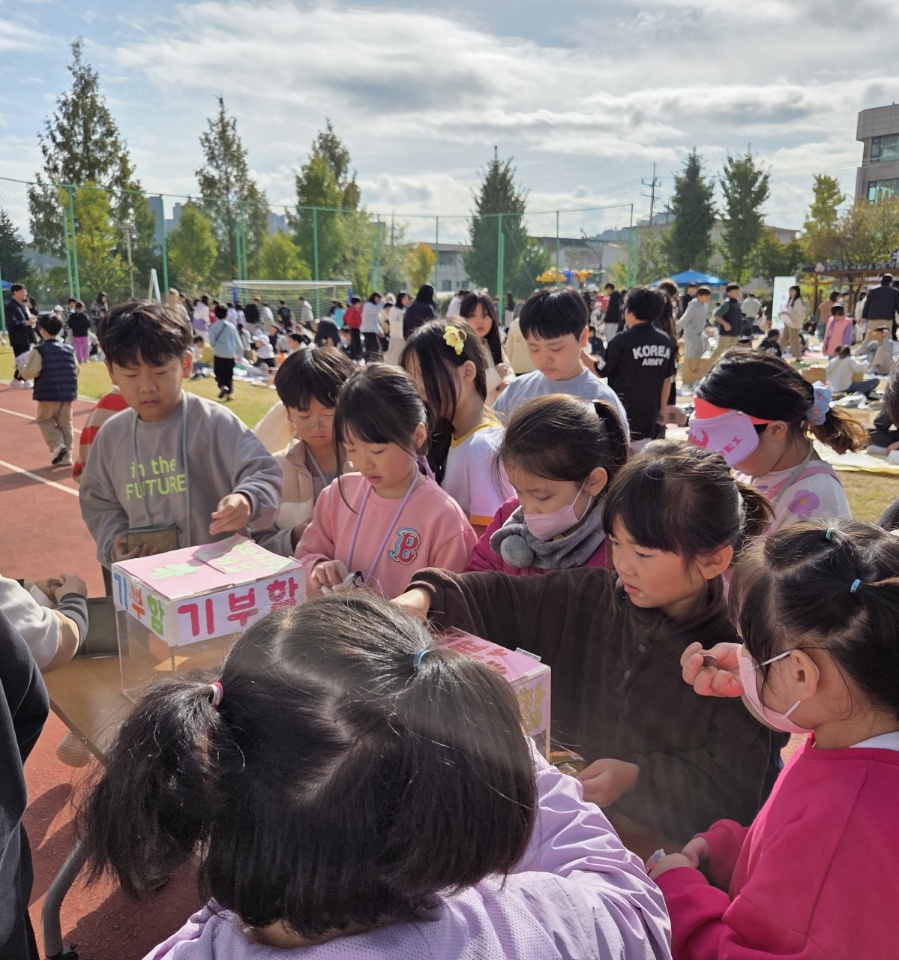 회천3동 회천초등학교, 알뜰시장 수익금 108만 원 기부 이미지