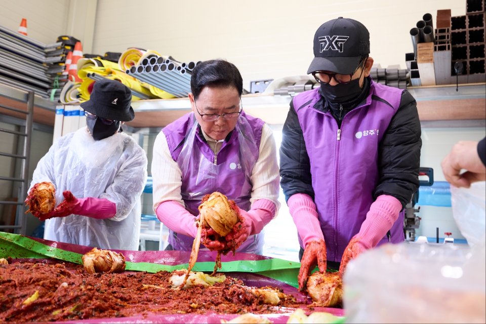 양주+인, ‘도민이 전하는 자원봉사’ 김장 나눔…불우이웃 100가구에 따뜻한 손길 이미지