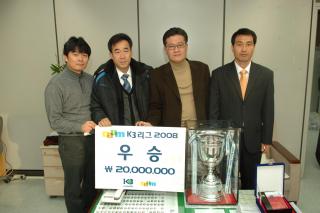 K3 우승컵 전달 의 사진