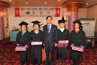 지회 및 회천노인대학 졸업식 의 사진