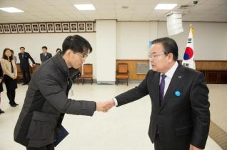 6급 이하 공무원 임용장 수여 의 사진