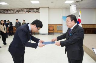 6급 이하 공무원 임용장 수여 의 사진