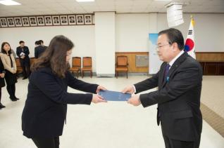 6급 이하 공무원 임용장 수여 의 사진