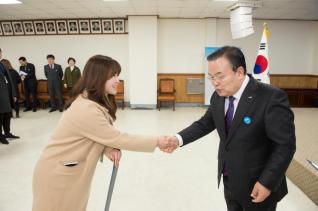 6급 이하 공무원 임용장 수여 의 사진