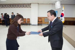 6급 이하 공무원 임용장 수여 의 사진