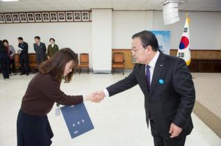 6급 이하 공무원 임용장 수여 의 사진