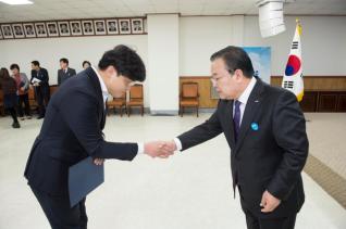 6급 이하 공무원 임용장 수여 의 사진