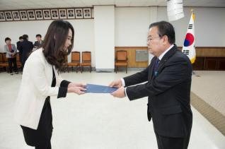 6급 이하 공무원 임용장 수여 의 사진