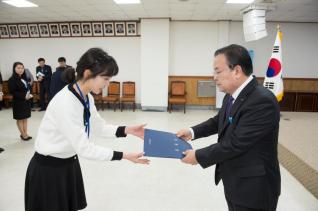 6급 이하 공무원 임용장 수여 의 사진