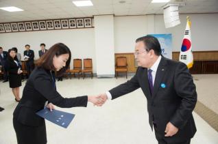 6급 이하 공무원 임용장 수여 의 사진