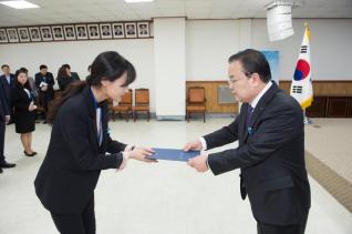 6급 이하 공무원 임용장 수여 의 사진