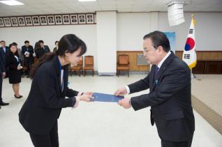 6급 이하 공무원 임용장 수여 의 사진