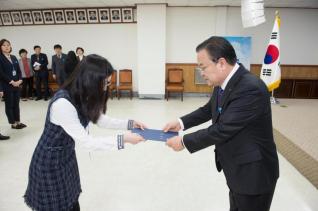 6급 이하 공무원 임용장 수여 의 사진