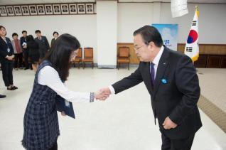 6급 이하 공무원 임용장 수여 의 사진