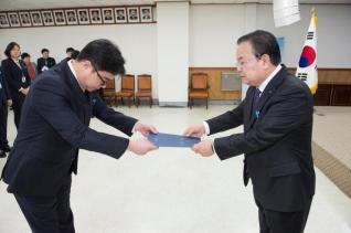 6급 이하 공무원 임용장 수여 의 사진