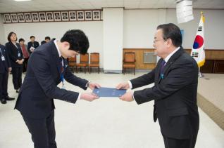 6급 이하 공무원 임용장 수여 의 사진