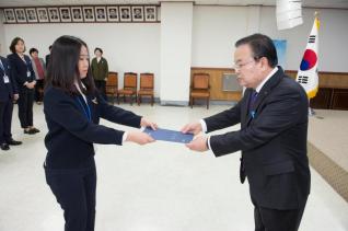 6급 이하 공무원 임용장 수여 의 사진