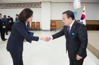 6급 이하 공무원 임용장 수여 의 사진