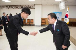 6급 이하 공무원 임용장 수여 의 사진