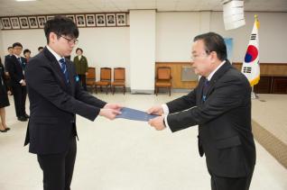 6급 이하 공무원 임용장 수여 의 사진