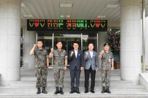 수도군단장 명예시민증 전달식 의 사진