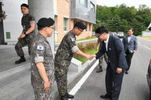 수도군단장 명예시민증 전달식 의 사진