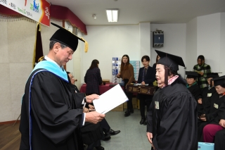  회천지회 노인대학 졸업식 의 사진